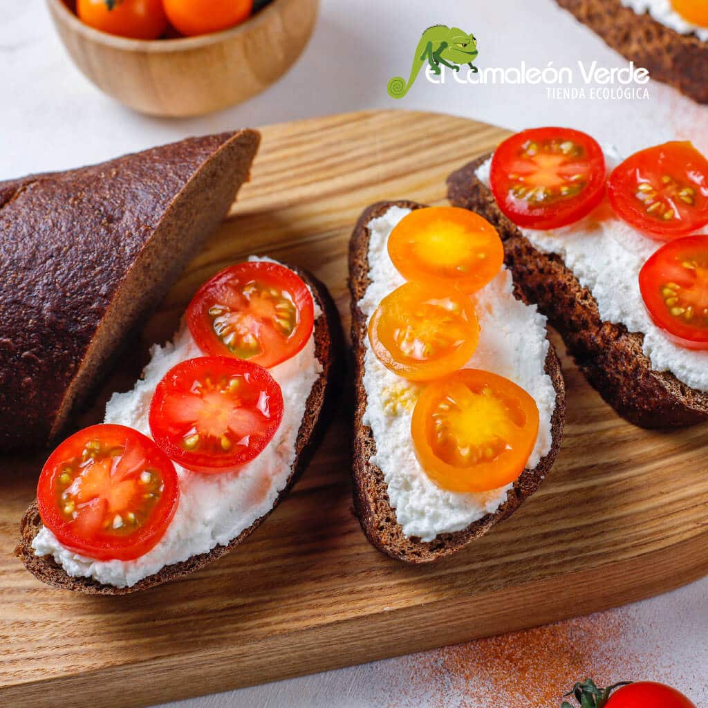elcamaleonverde.com Ideas para un desayuno saludable - tostadas de pan integral con queso crema y tomates cherry