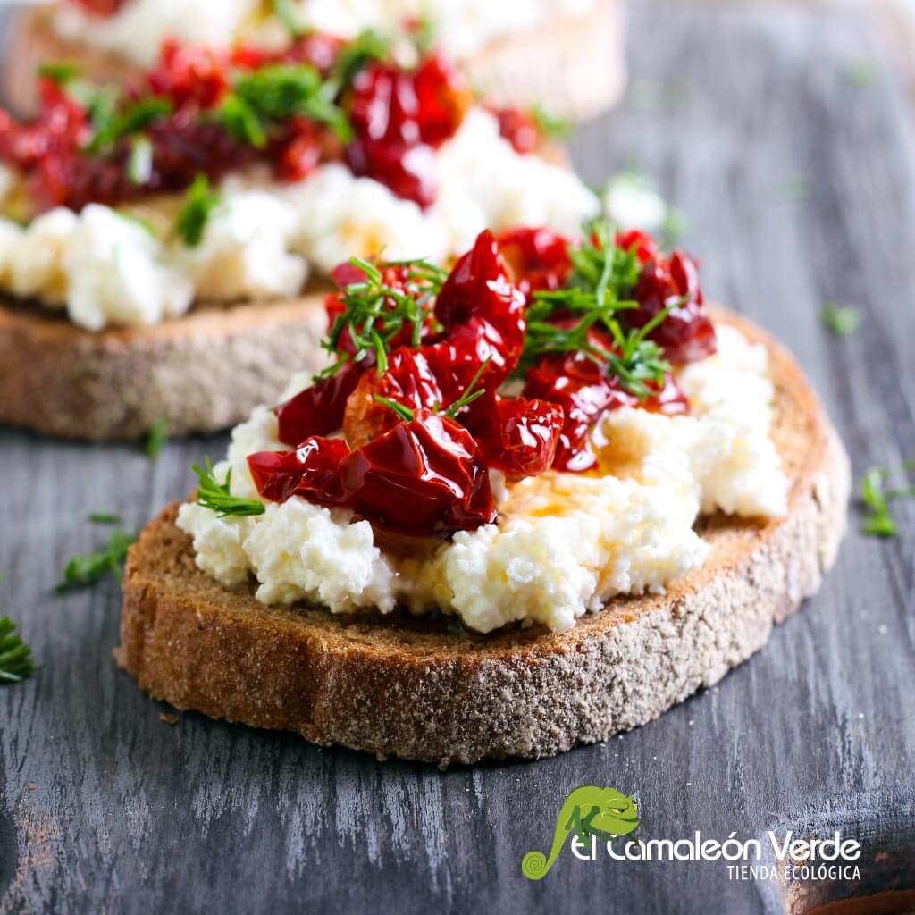 elcamaleonverde.com Tosta de tomate seco y crema para untar